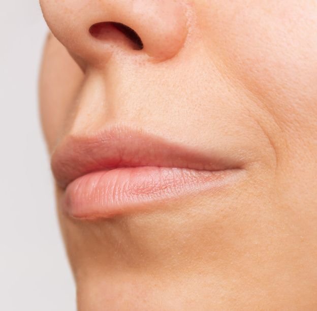 woman with thin lip